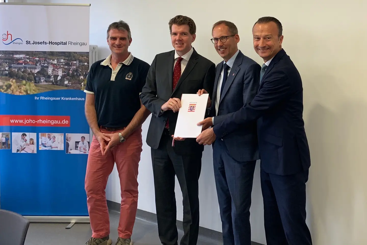 Die Vertragspartner präsentieren ihre unterschriebene Absichtserklärung zur Zusammenarbeit