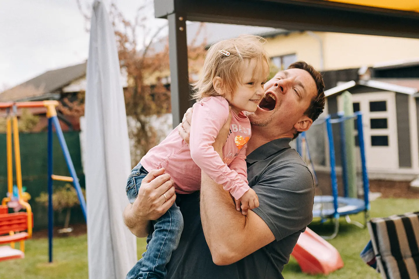 Frederick Rother tobt mit seiner Tochter Amelie