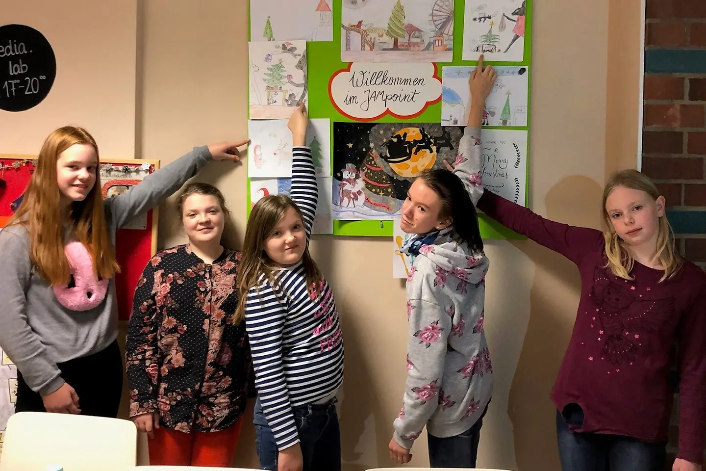 Stolz zeigen einige Teilnehmerinnen ihre fertigen Kunstwerke. 