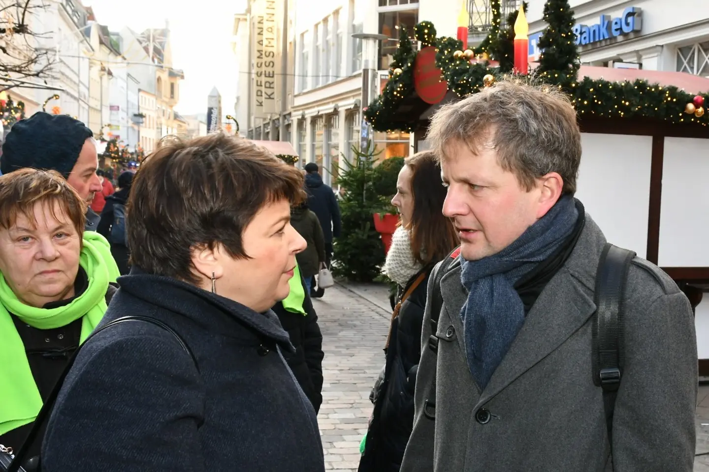 Ministerin Drese und OB Badenschier unterstützen die Aktion auf dem Schweriner Weihnachtsmarkt 