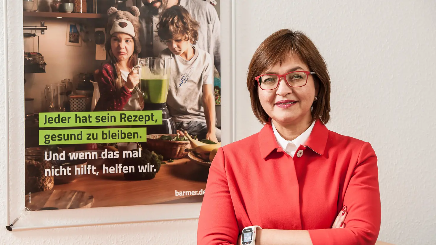 Dunja Kleis vor einer Wand.