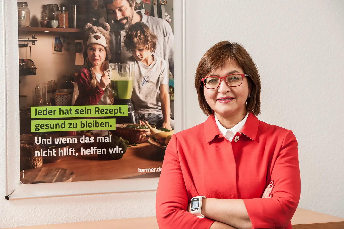 Dunja Kleis vor einer Wand.
