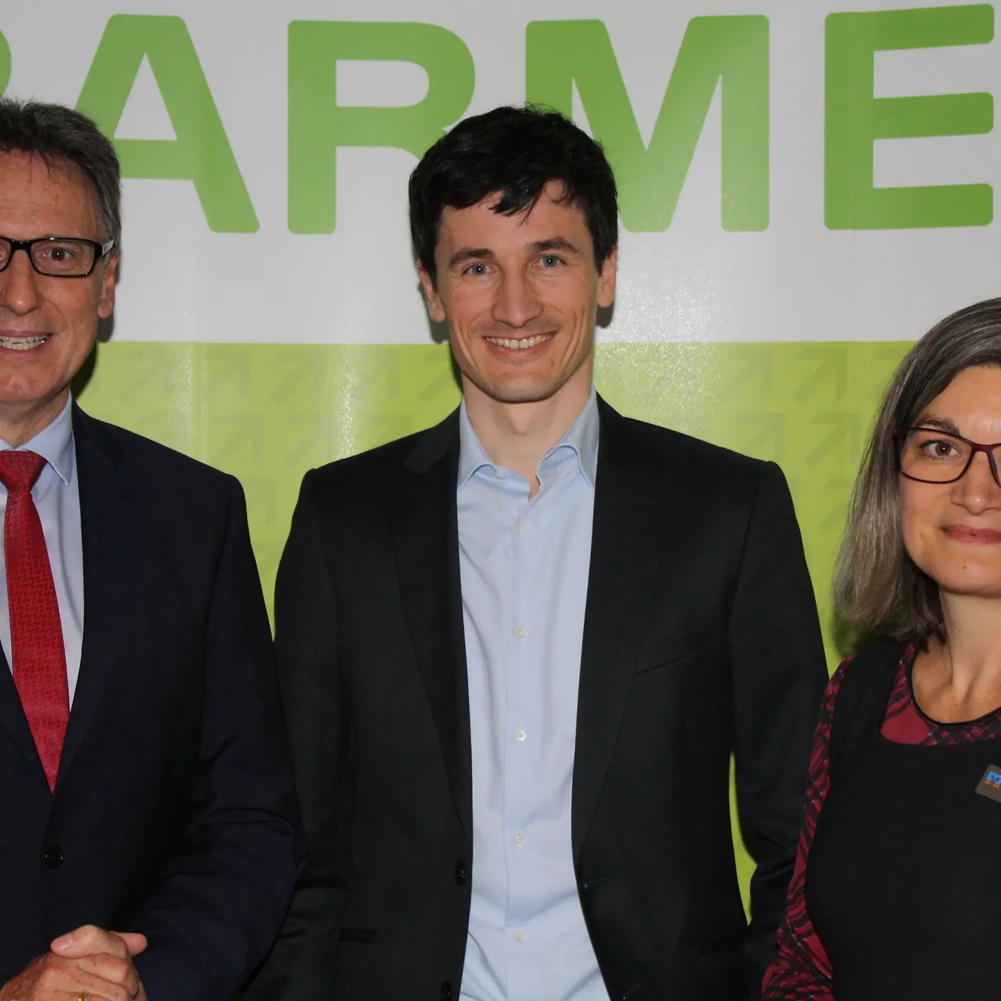 Dieter Steidl, Martin Schmitt und Andrea Anstädt vor Barmer Logo