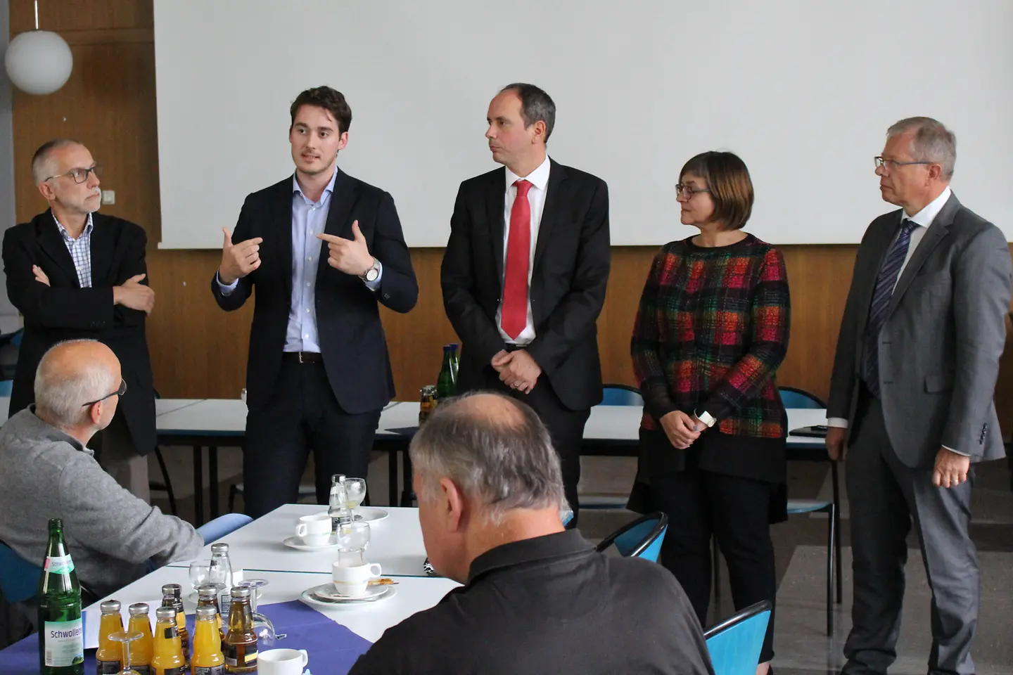Die Referenten der Saarbrücker Gesundheitsgespräche stehen vor dem Auditorium.