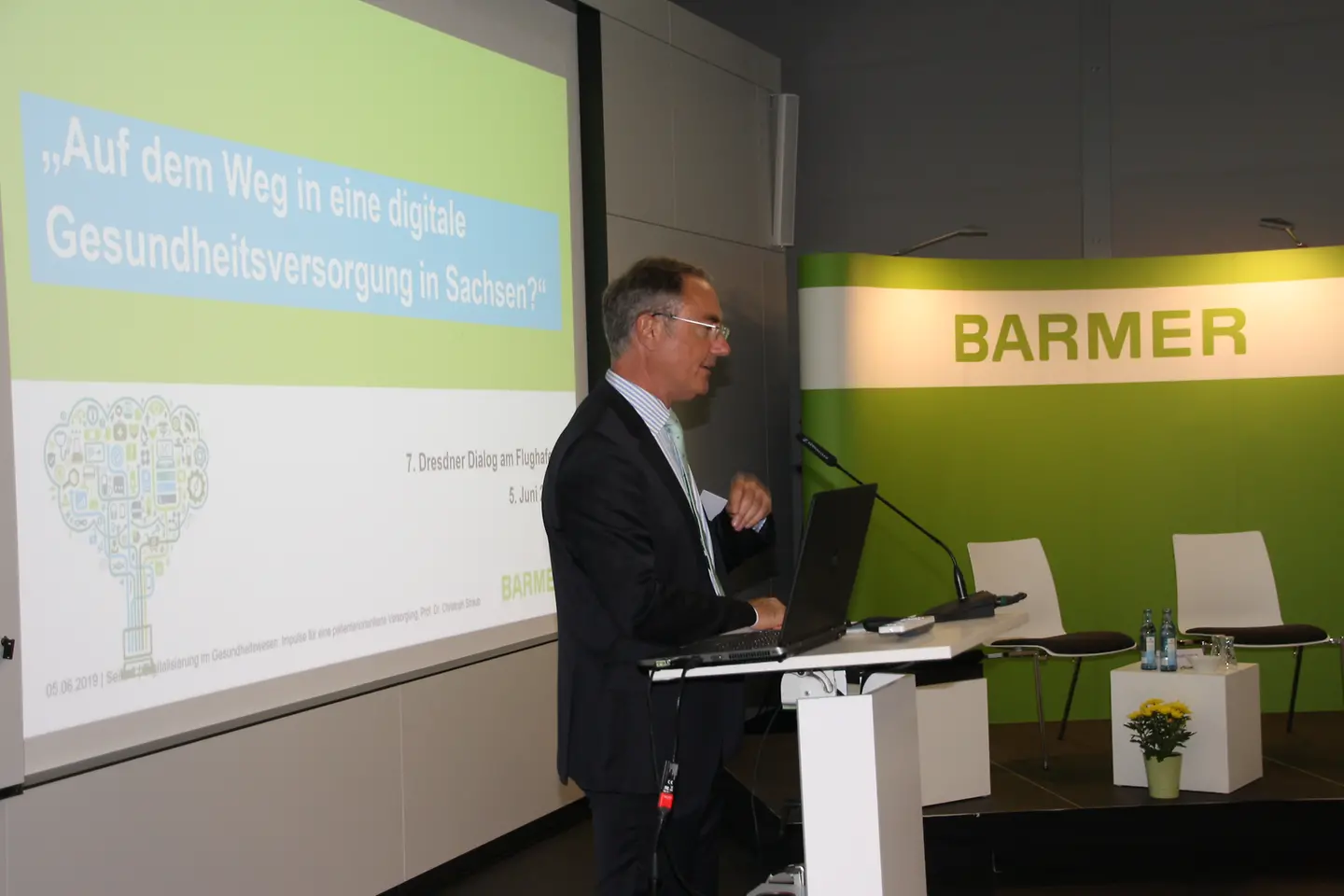 Dresdener Dialog am Flughafen, Prof. Straub