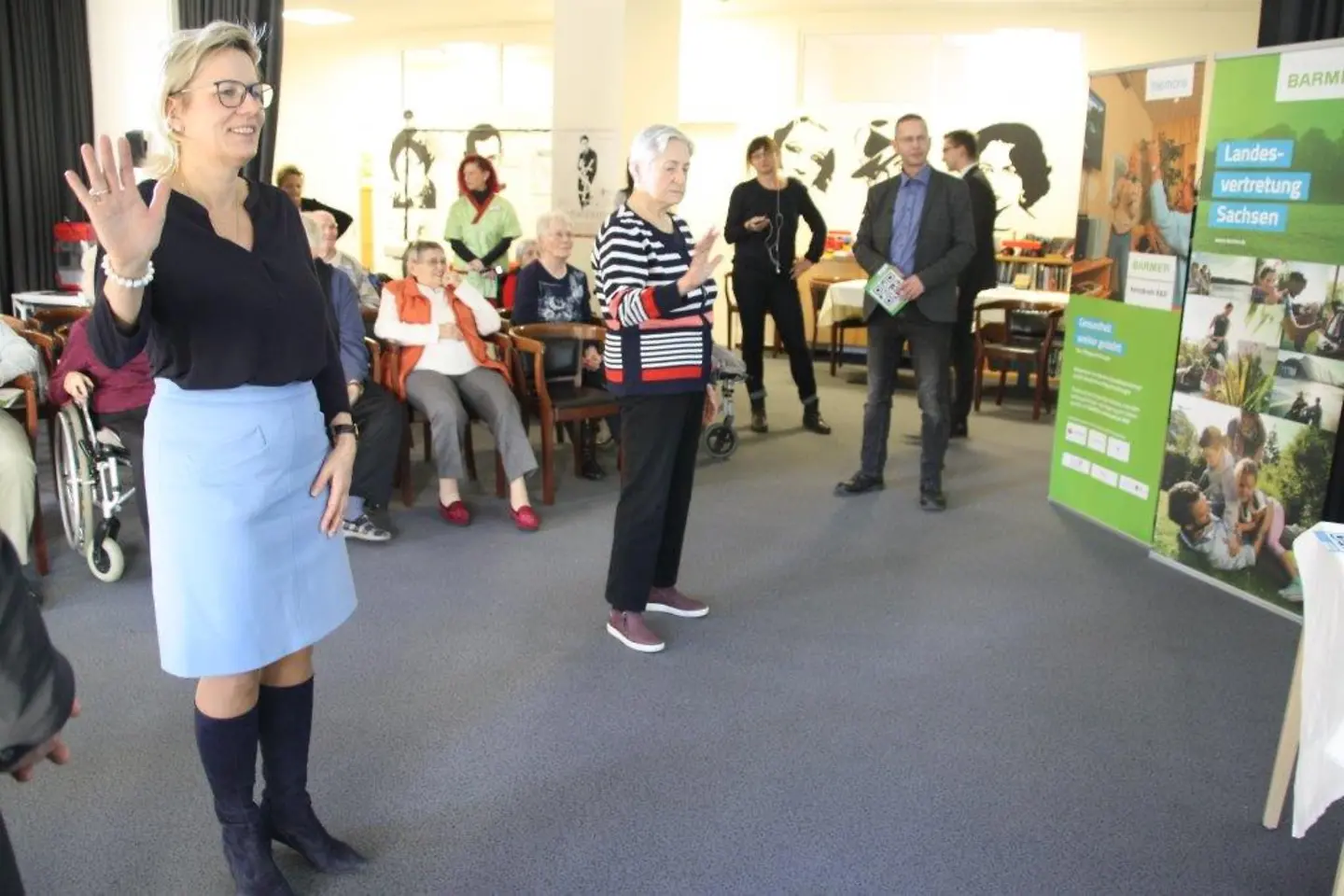 Babara Klepsch, Staatsministerin für Soziales und Verbraucherschutz in Sachsen und Seniorin beim Testen der MemoreBox