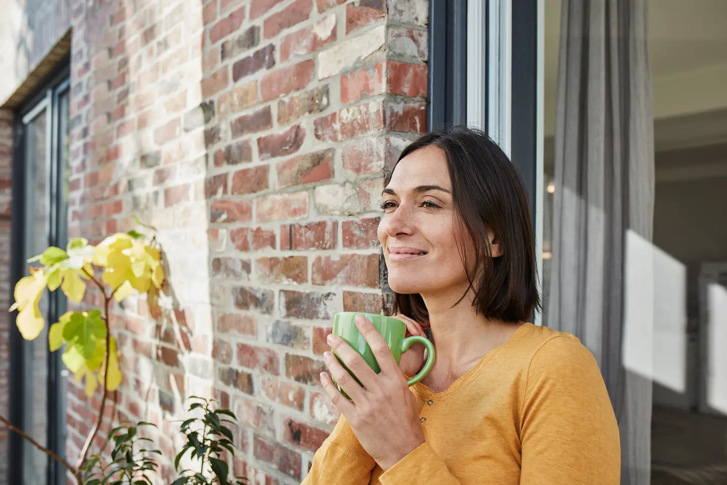 Eine Frau mit einer Teetasse in der Hand
