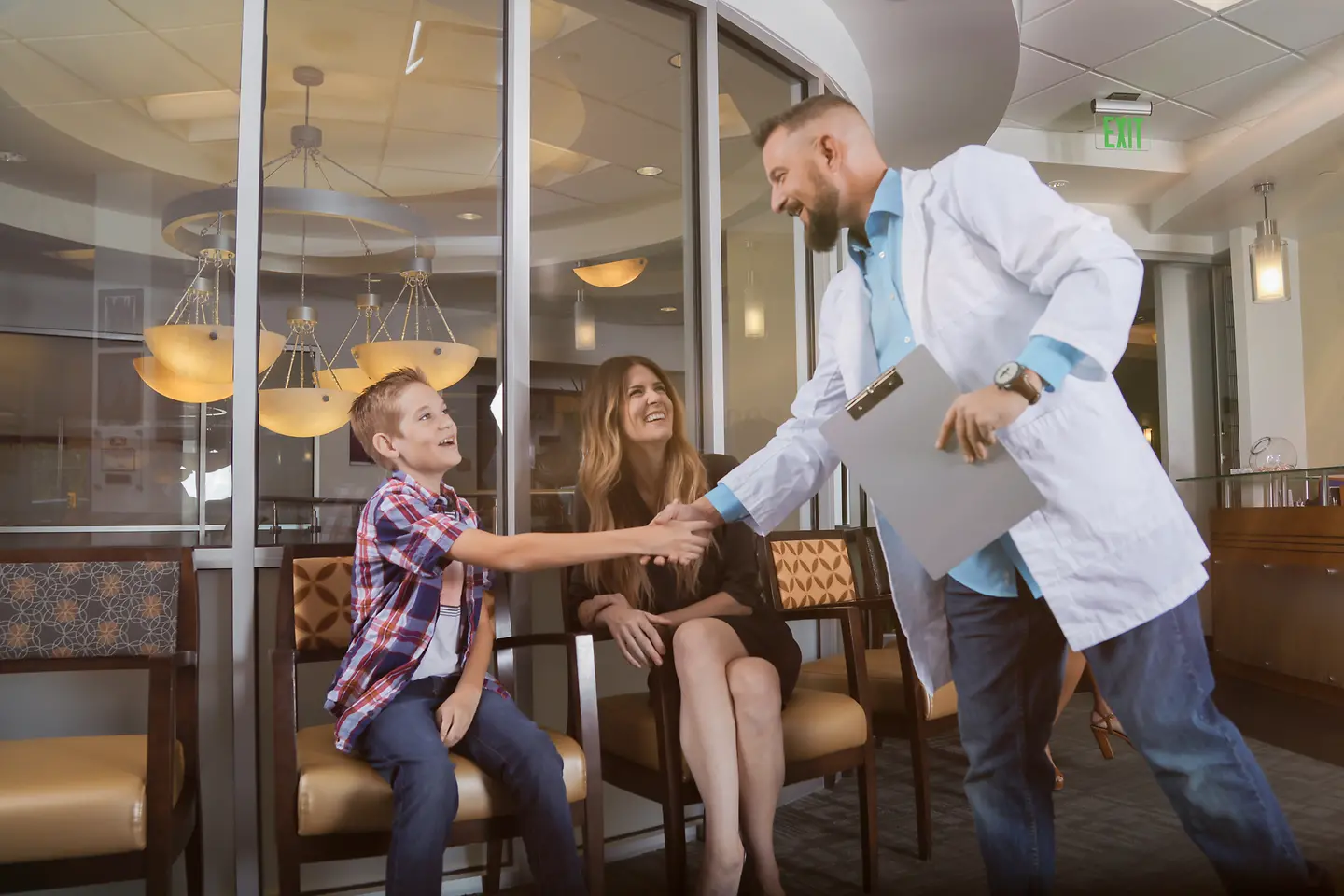 Ein Arzt begrüßt seine Patienten