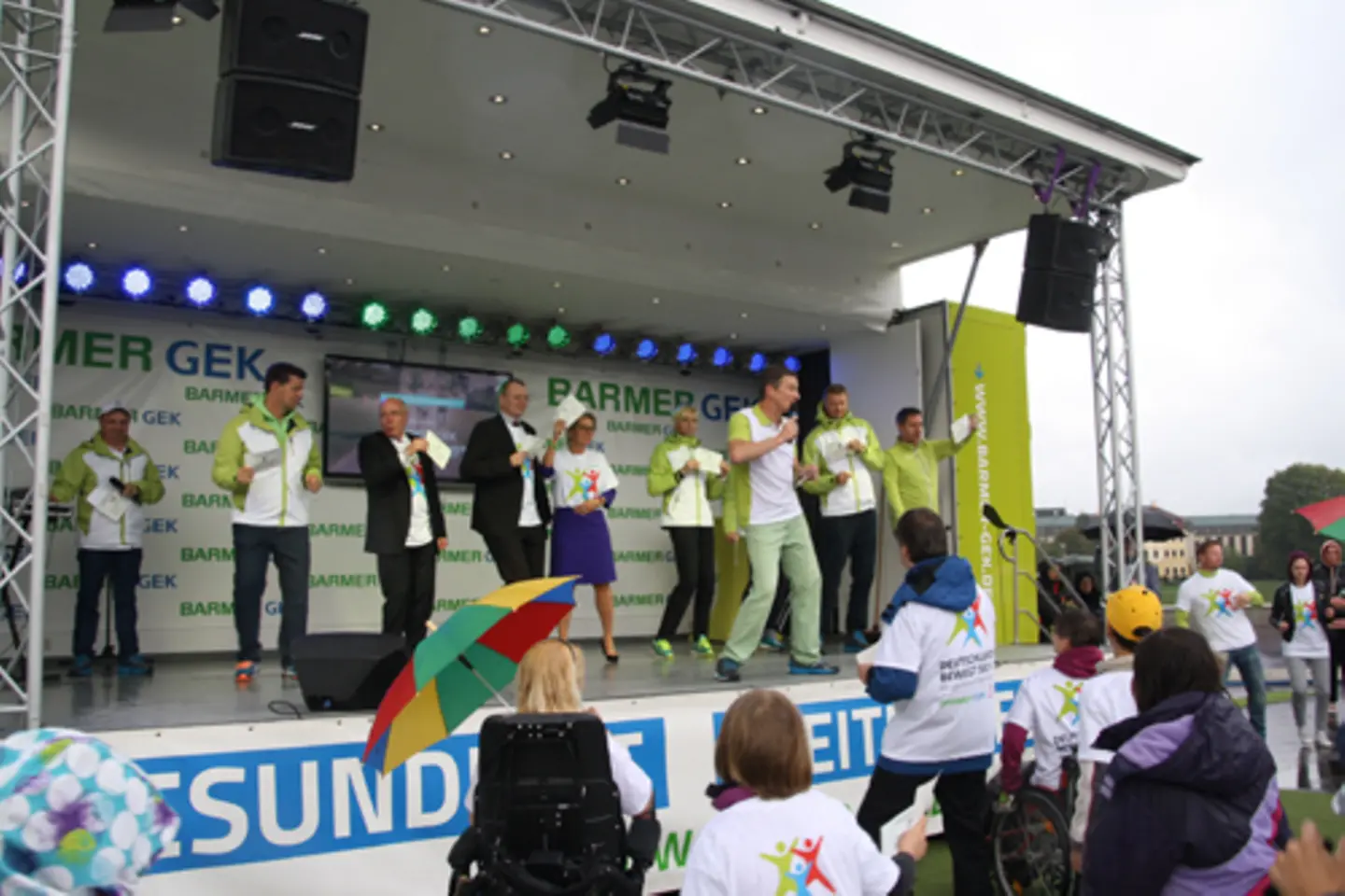 Barmer Mitarbeiter auf einer Bühne