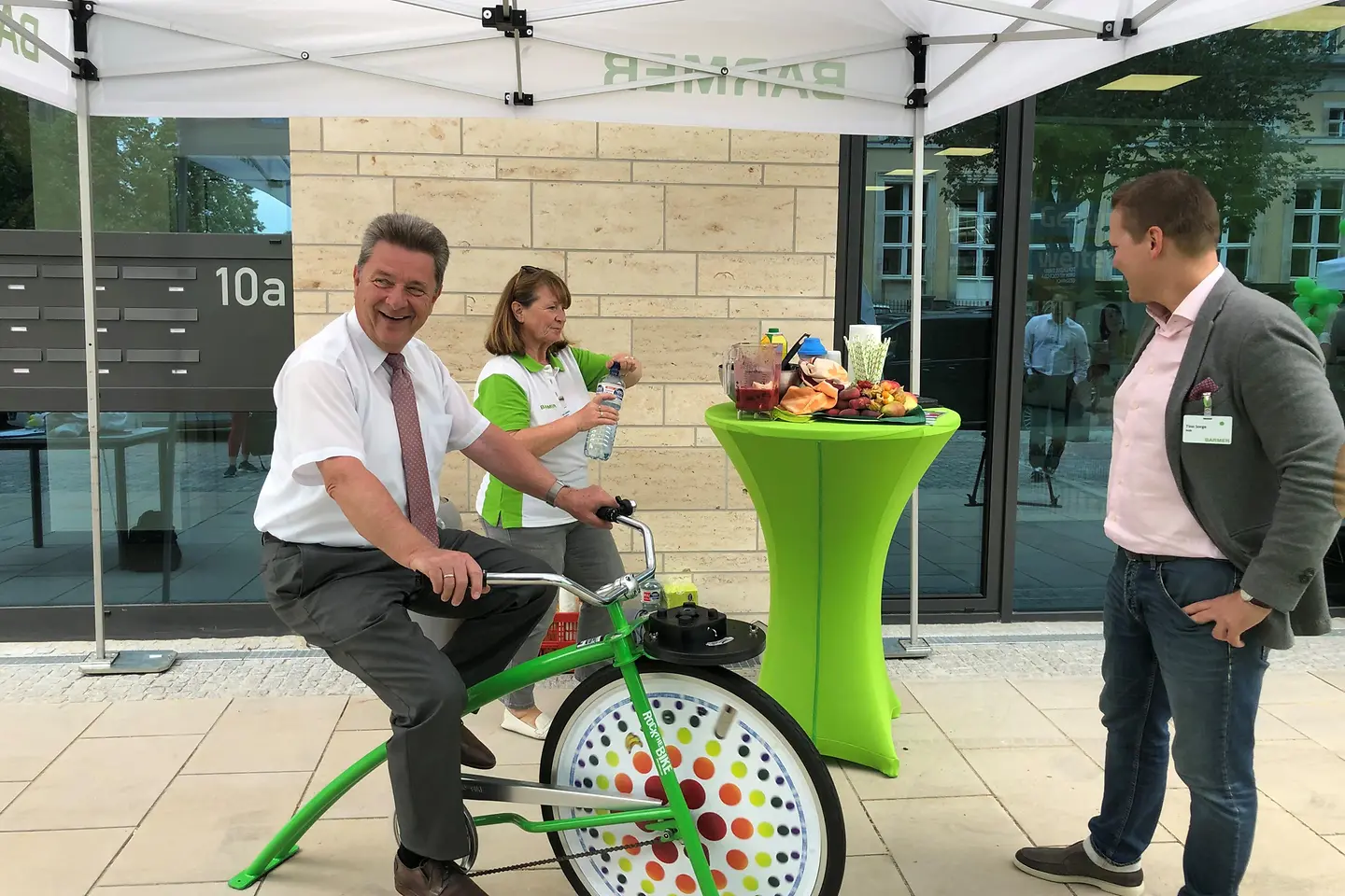 Magdeburgs Oberbürgermeister Lutz Trümper auf dem BARMER-Smoothiebike
