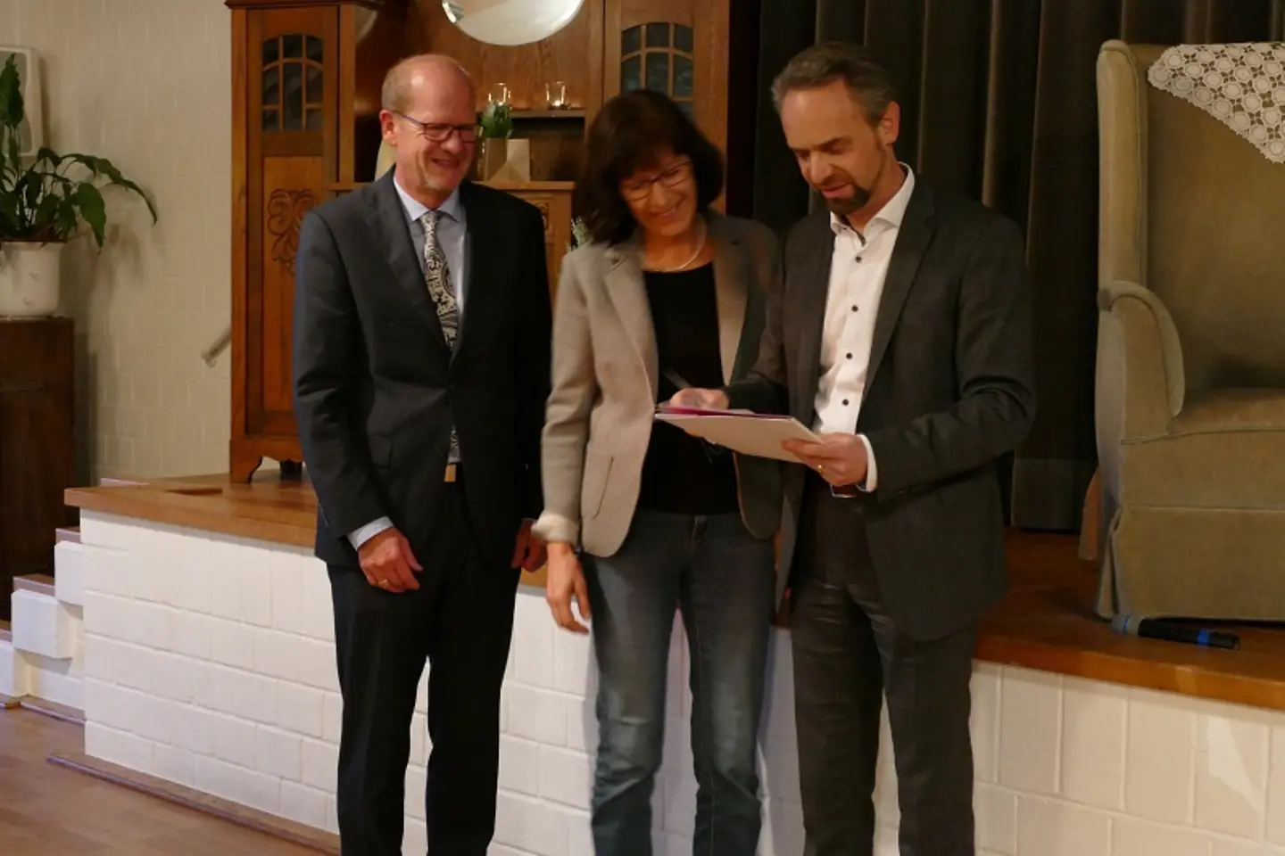 3 Personen von links nach rechts: Volker Schümann, Maren Matthiesen und Dominik Völk bei Förderbescheidübergabe an das MVZ Hürup