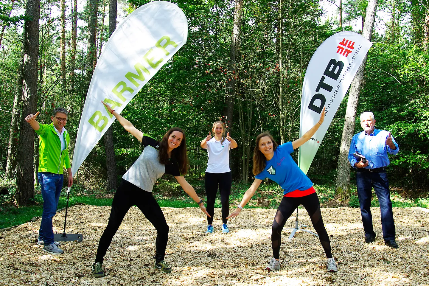 Vertreter von DTB, BARMER und Gemeinde posieren am Startpunkt Gondershausen.