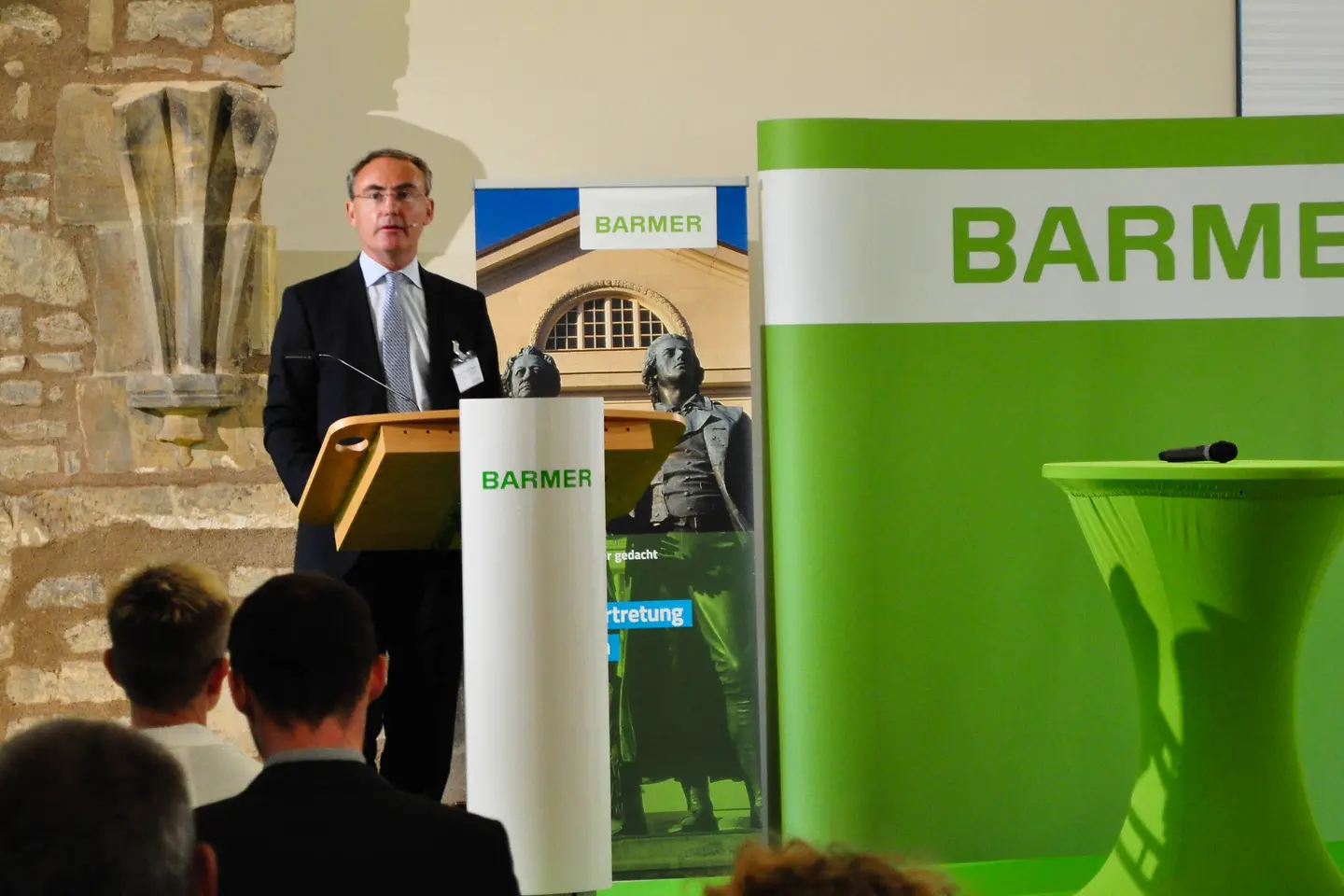 Dr. Christoph Straub steht am Rednerpult