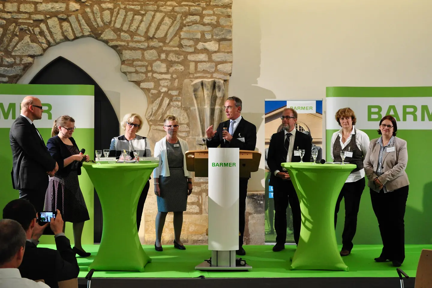 Gruppenfoto der Teilnehmer auf dem Podium