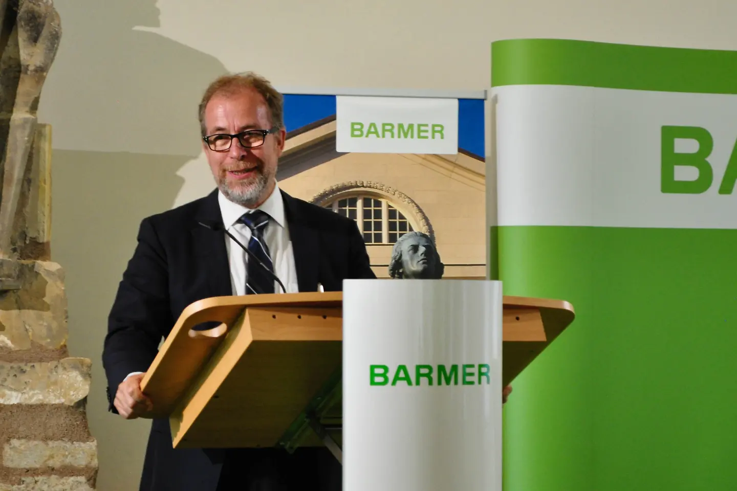 Dr. Christof Veit steht am Rednerpult