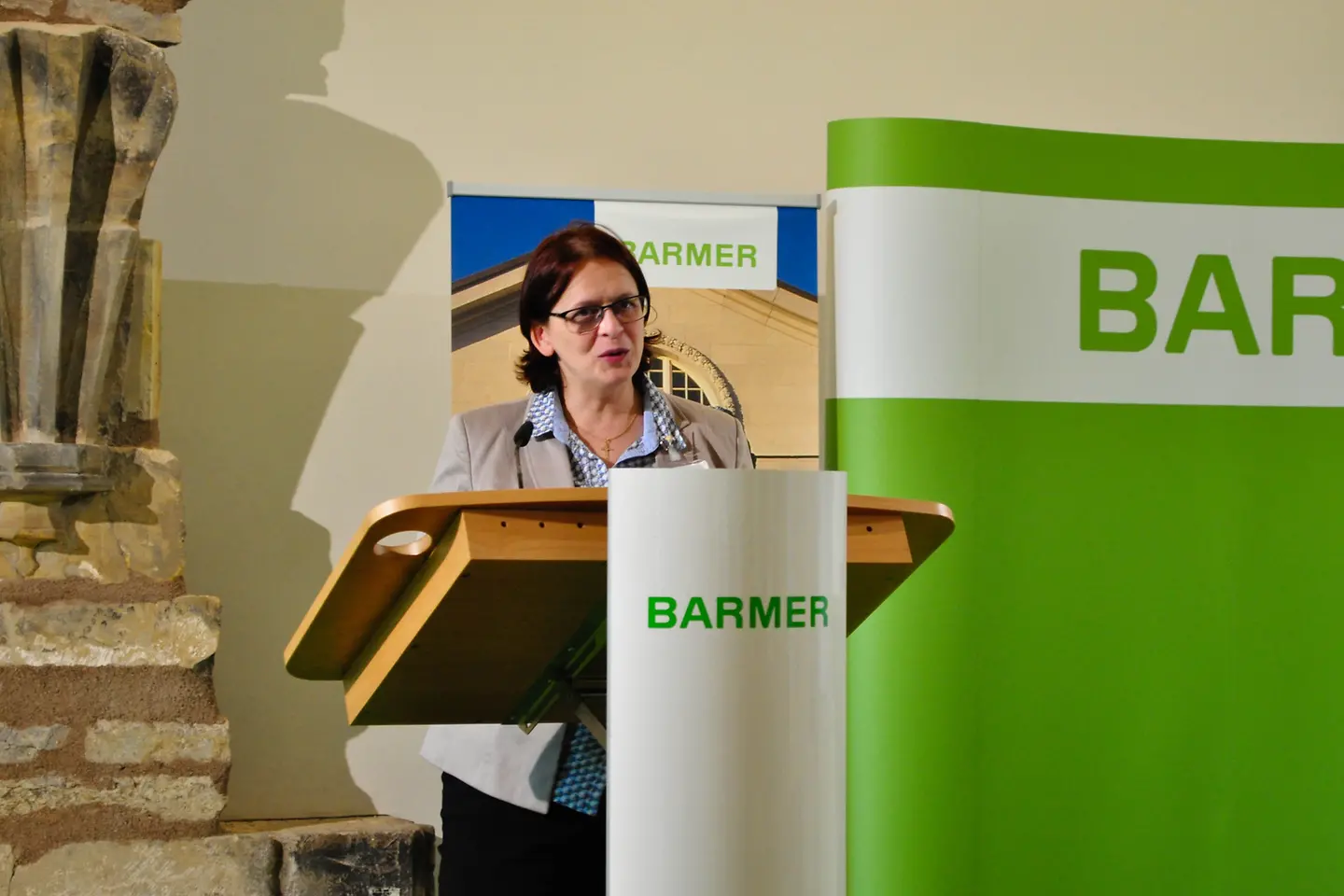 Prof. Dr. Ilona Köster-Steinebach steht am Rednerpult