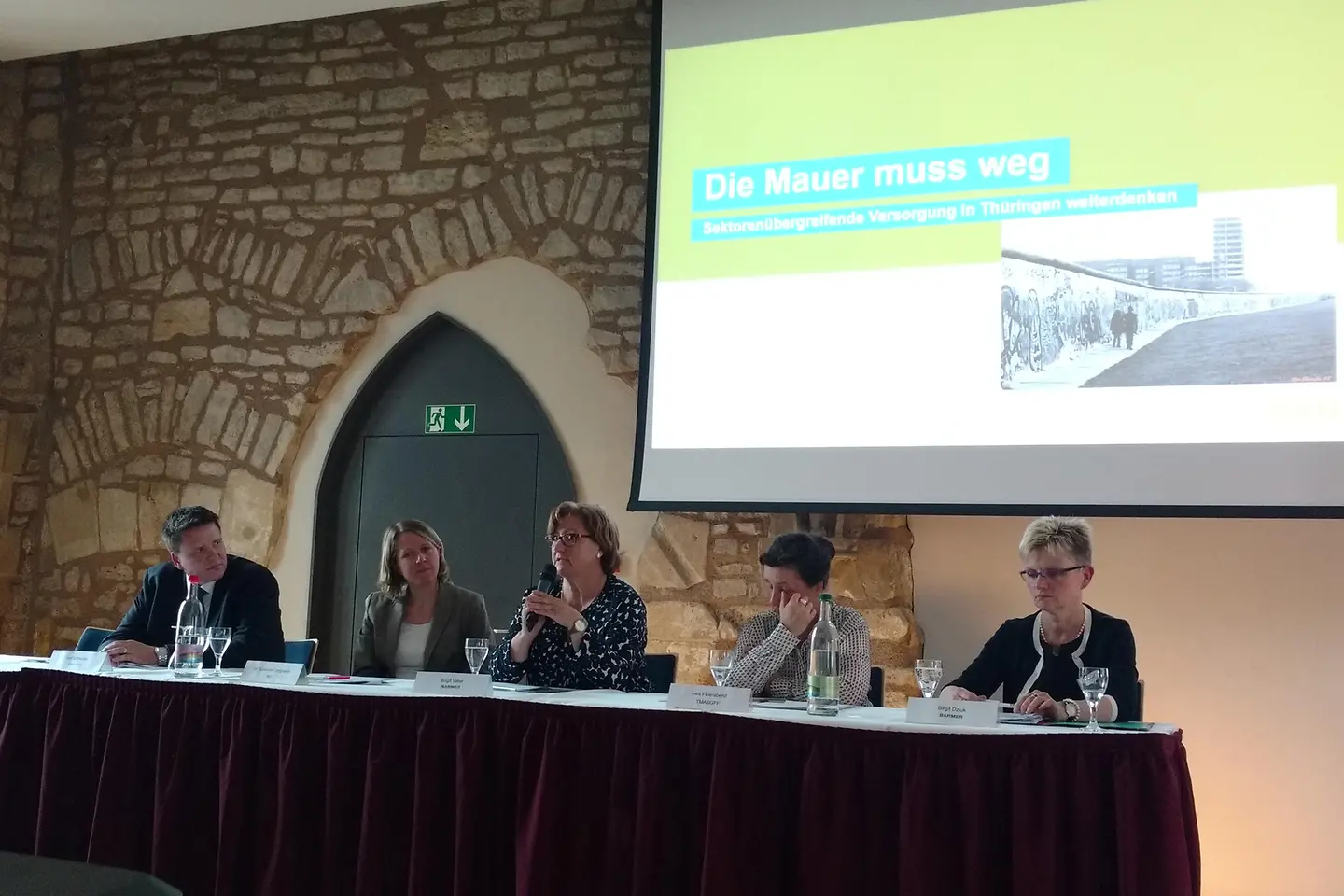 Teilnehmer sitzen auf dem Podium