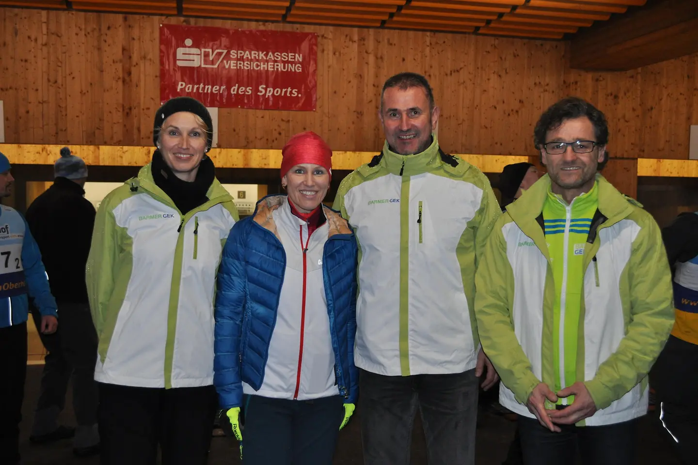 Gruppenfoto in Sportkleidung Kati Wilhelm und Barmer Mitarbeiter