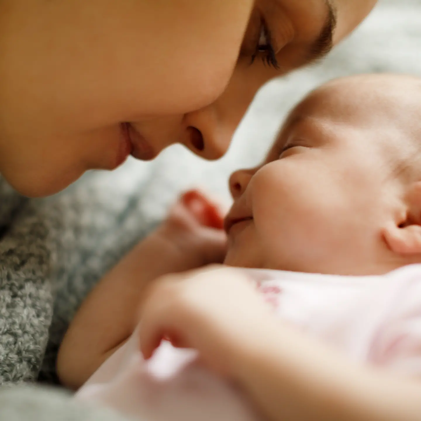 Mutter schmust mit ihrem neugeborenen Baby