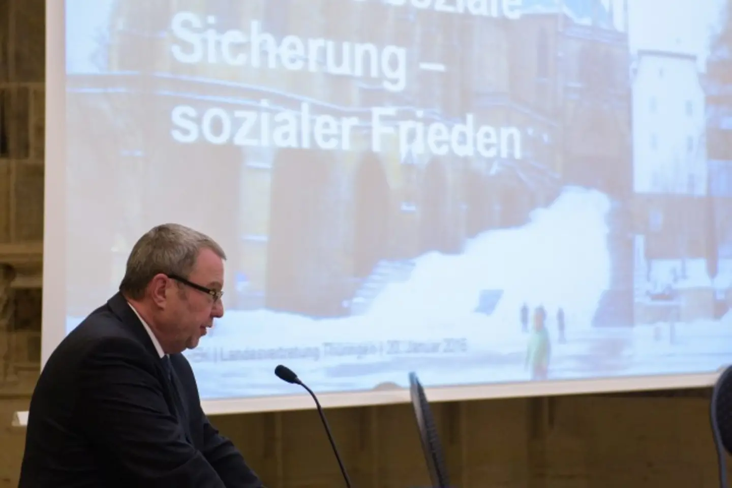 Hermann Schmitt am Mikrofon auf der Bühne