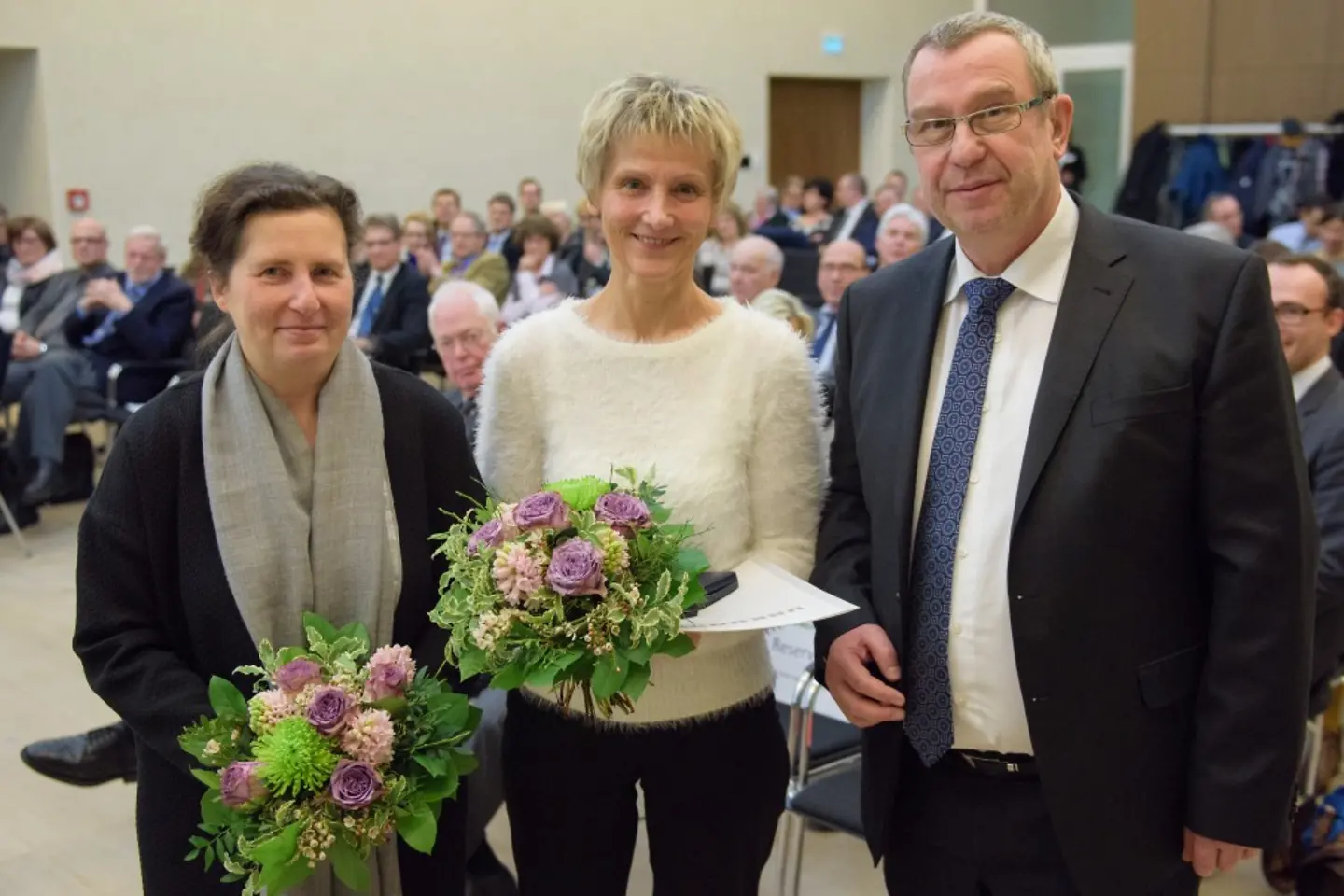 Ehrung mit Blumen Carmen Geigenmüller