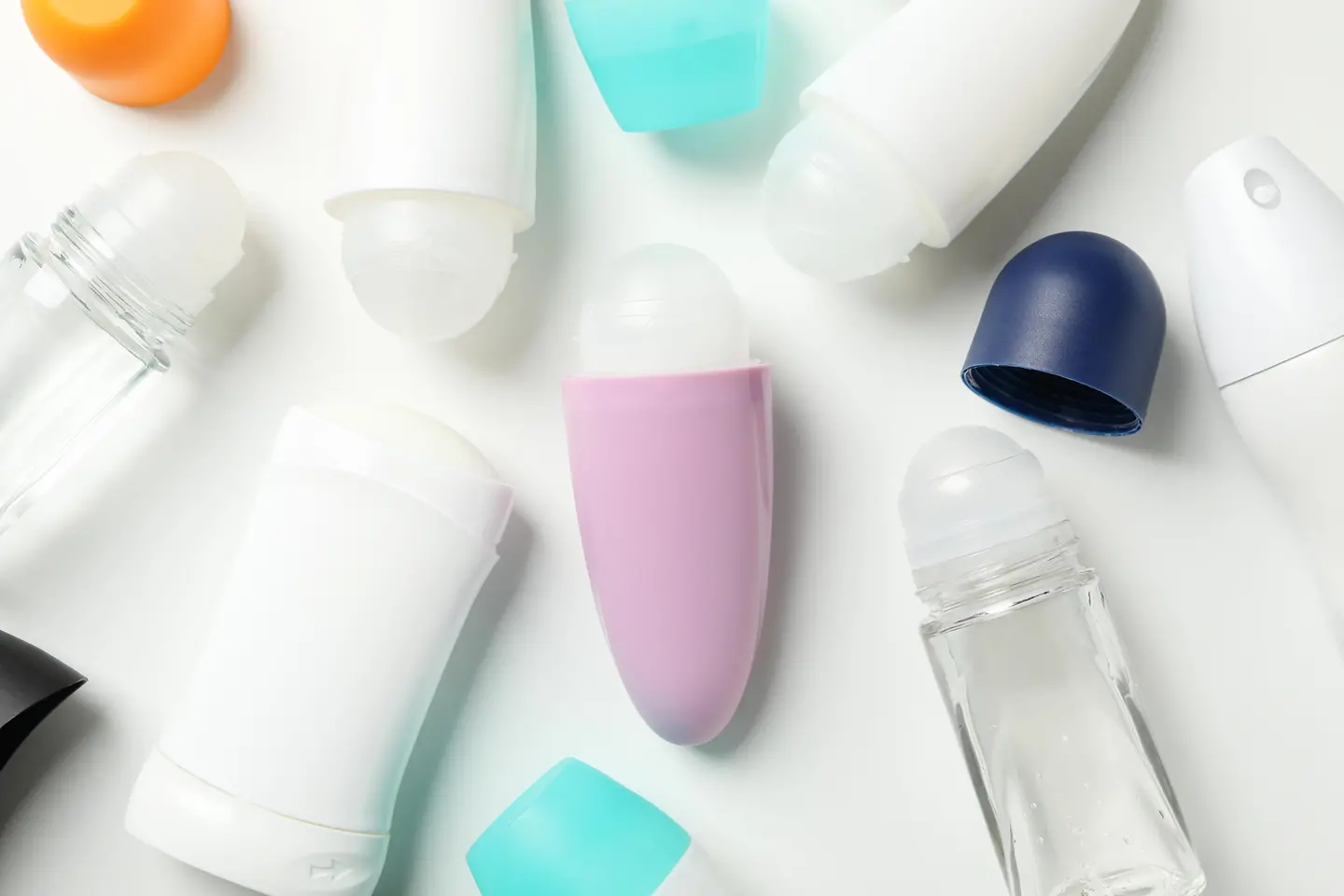 Dieses Bild zeigt eine Sammlung von Deodorants.