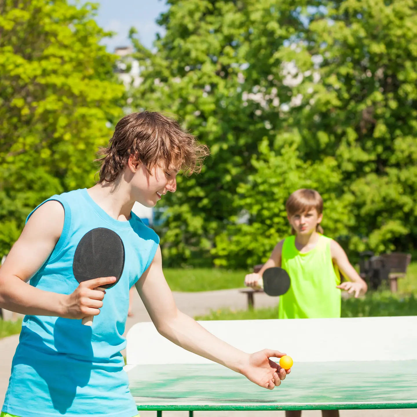Das Bild zeigt zwei Jungs beim Tischtennis spielen.