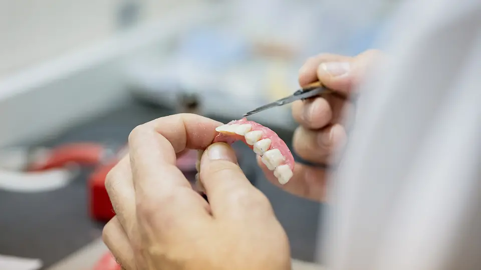 Zufrieden mit Zahnprothese: Ein Erfahrungsbericht | BARMER