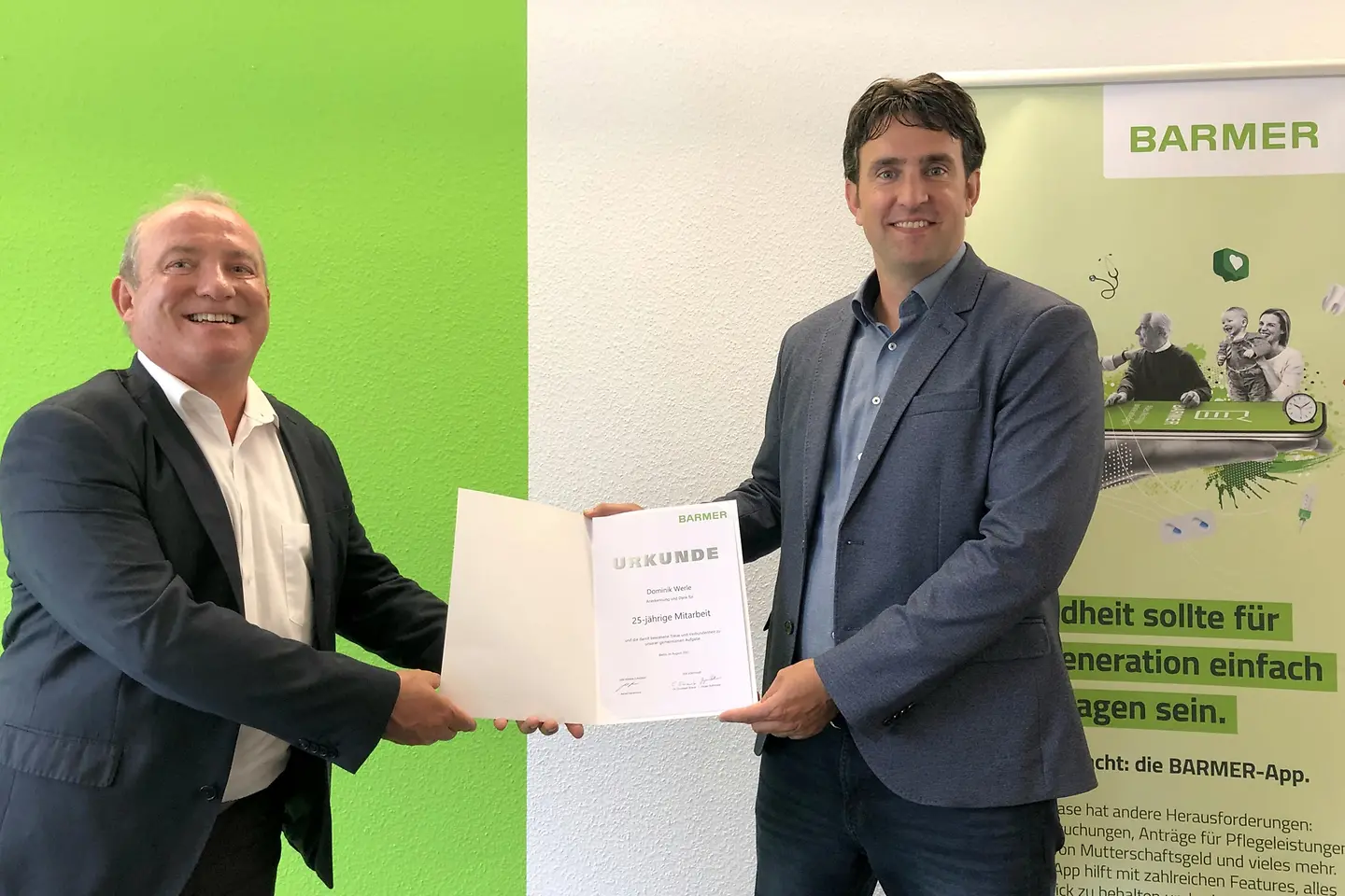 Guido Ernst überreicht Dominik Werle eine Urkunde