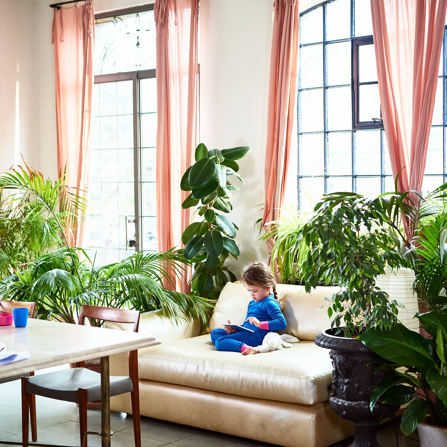 Ein kleines Mädchen schaut auf ein Tablet