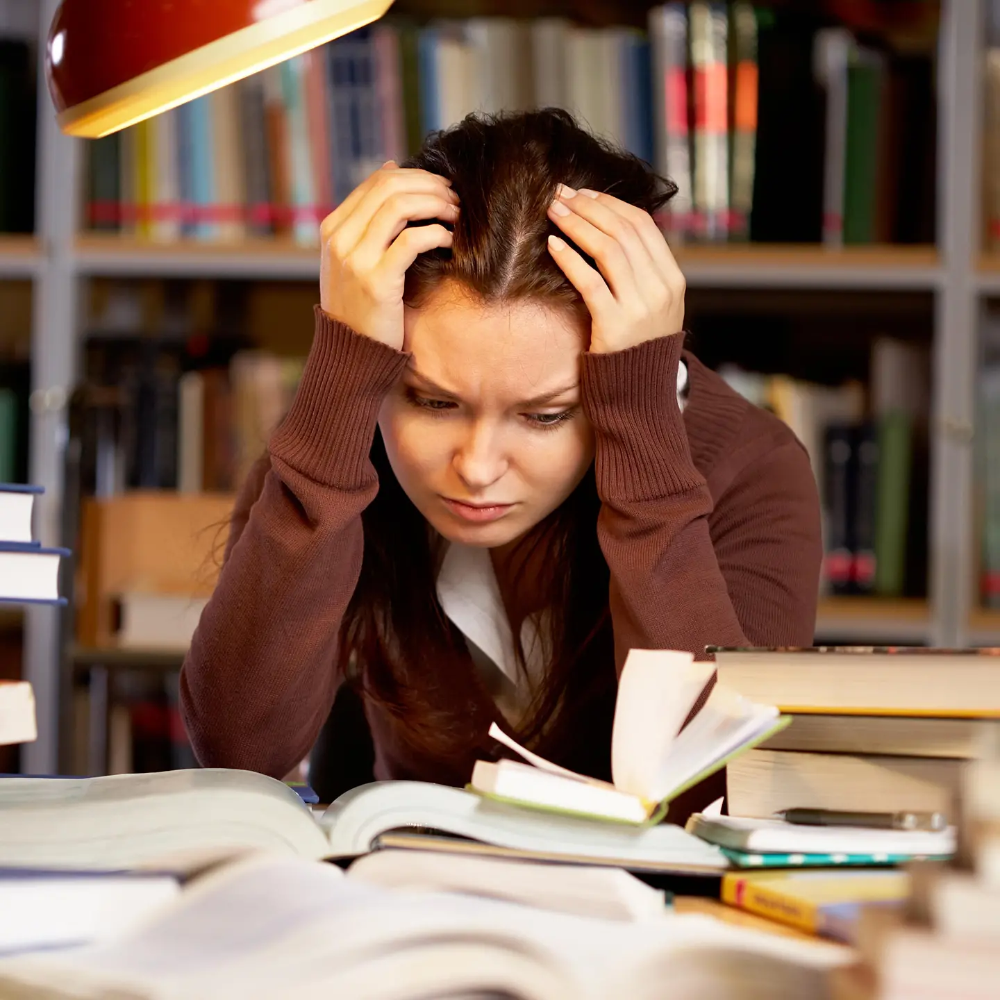 Depressive Frau am Arbeitstisch