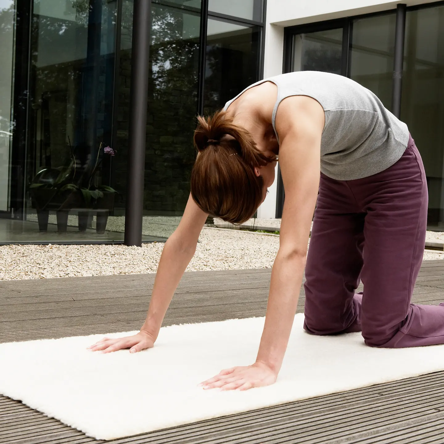 Eine Frau macht Rückenübungen auf einer Gymnastikmatte