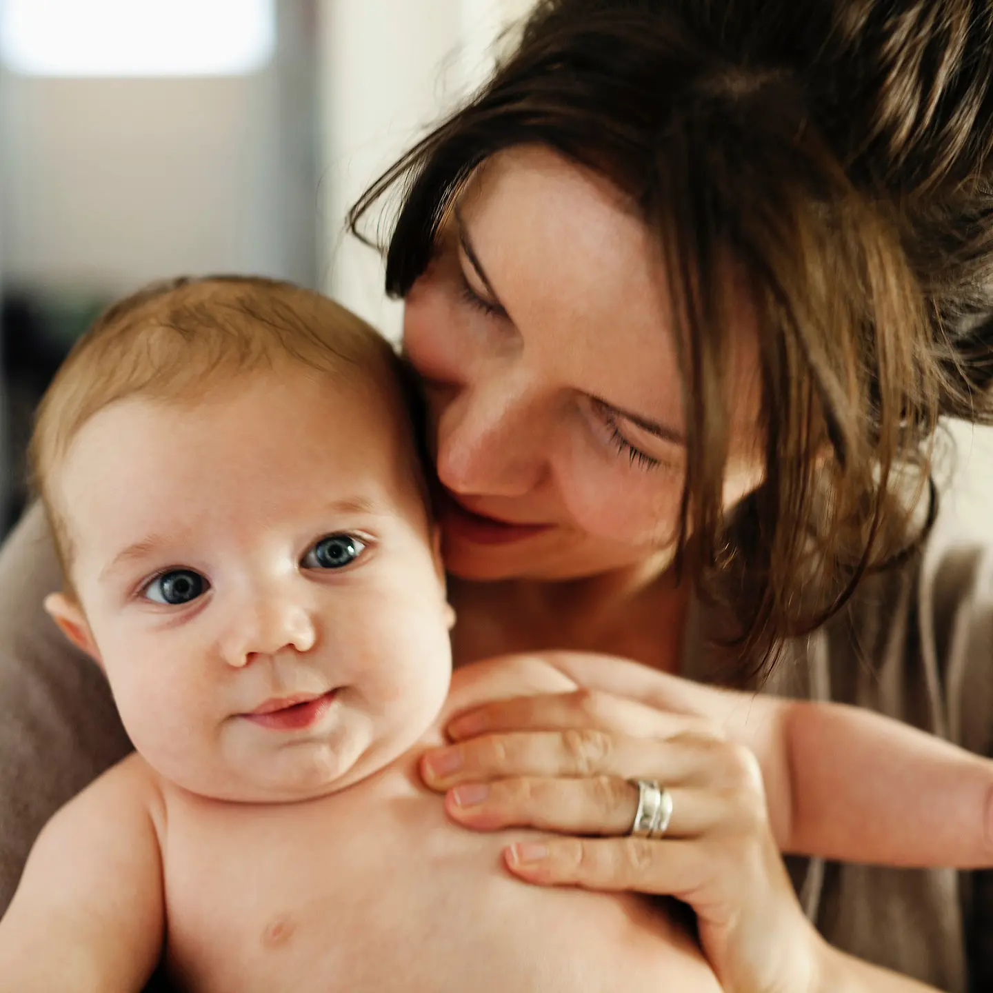 Eine Mutter hält einen Säugling auf dem Arm