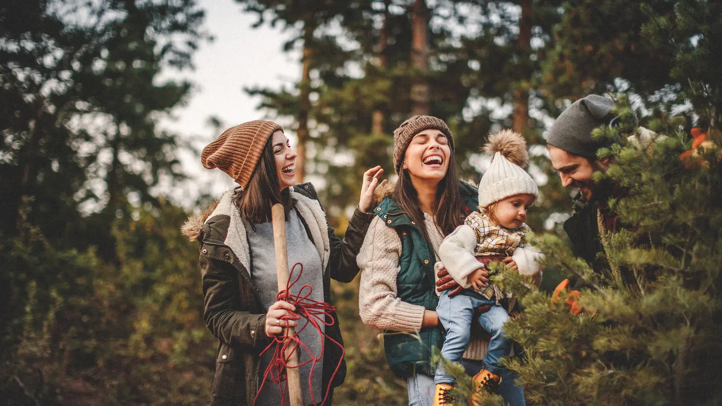 Eine Familie wählt einen Weihnachtsbaum aus