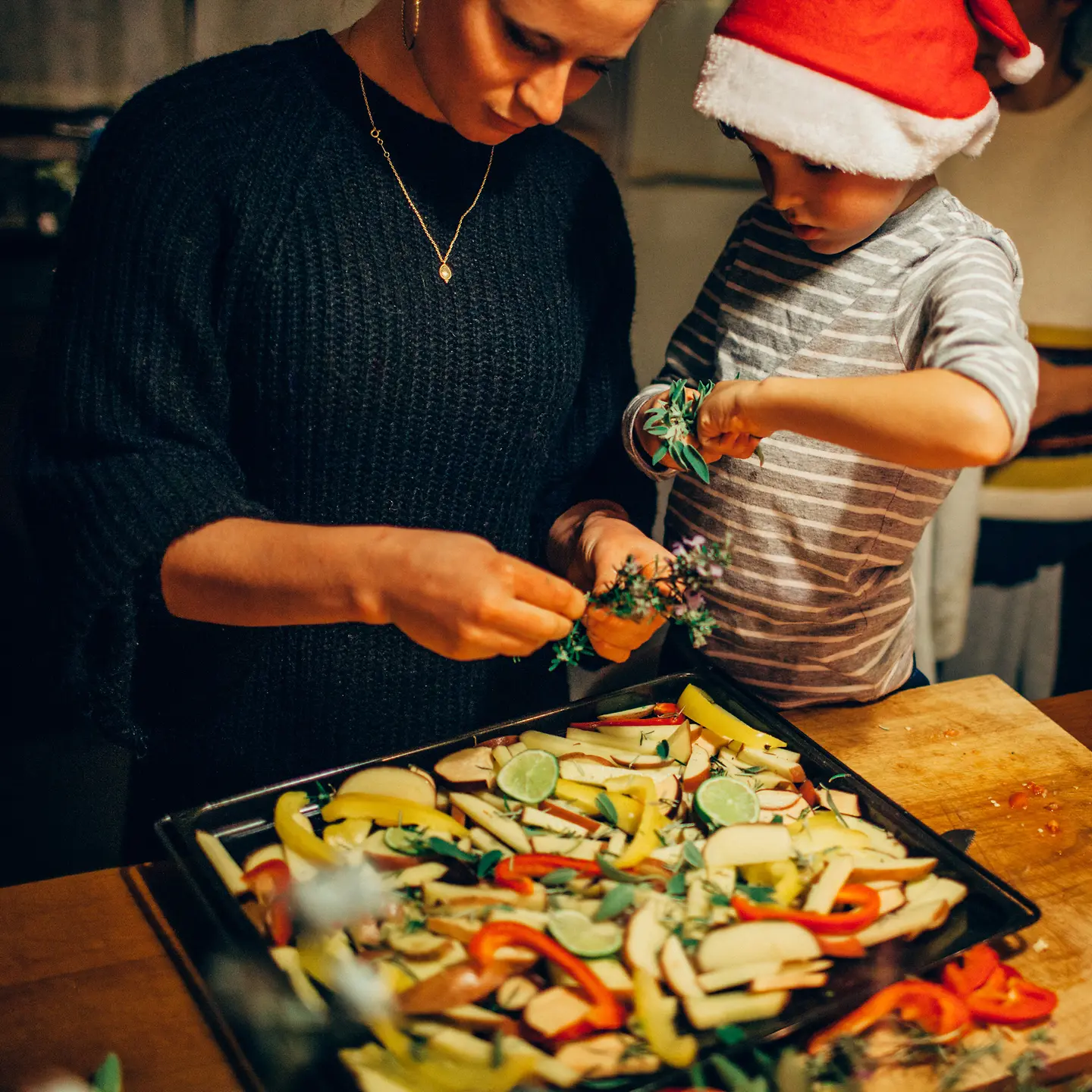 Eine Frau und ein junge bereiten ein gesundes Weihnachtsessen zu