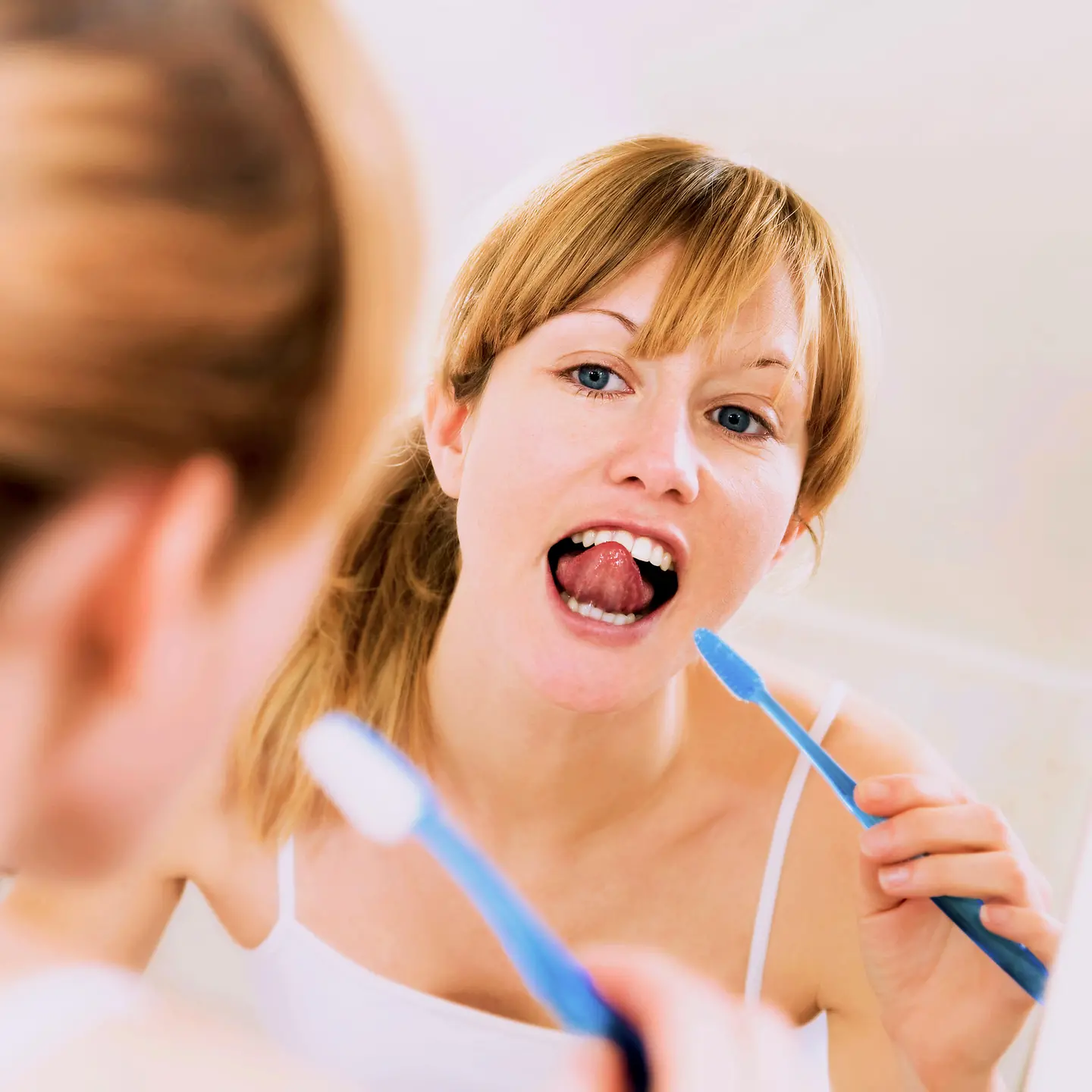 Eine Frau putzt sich die Zähne