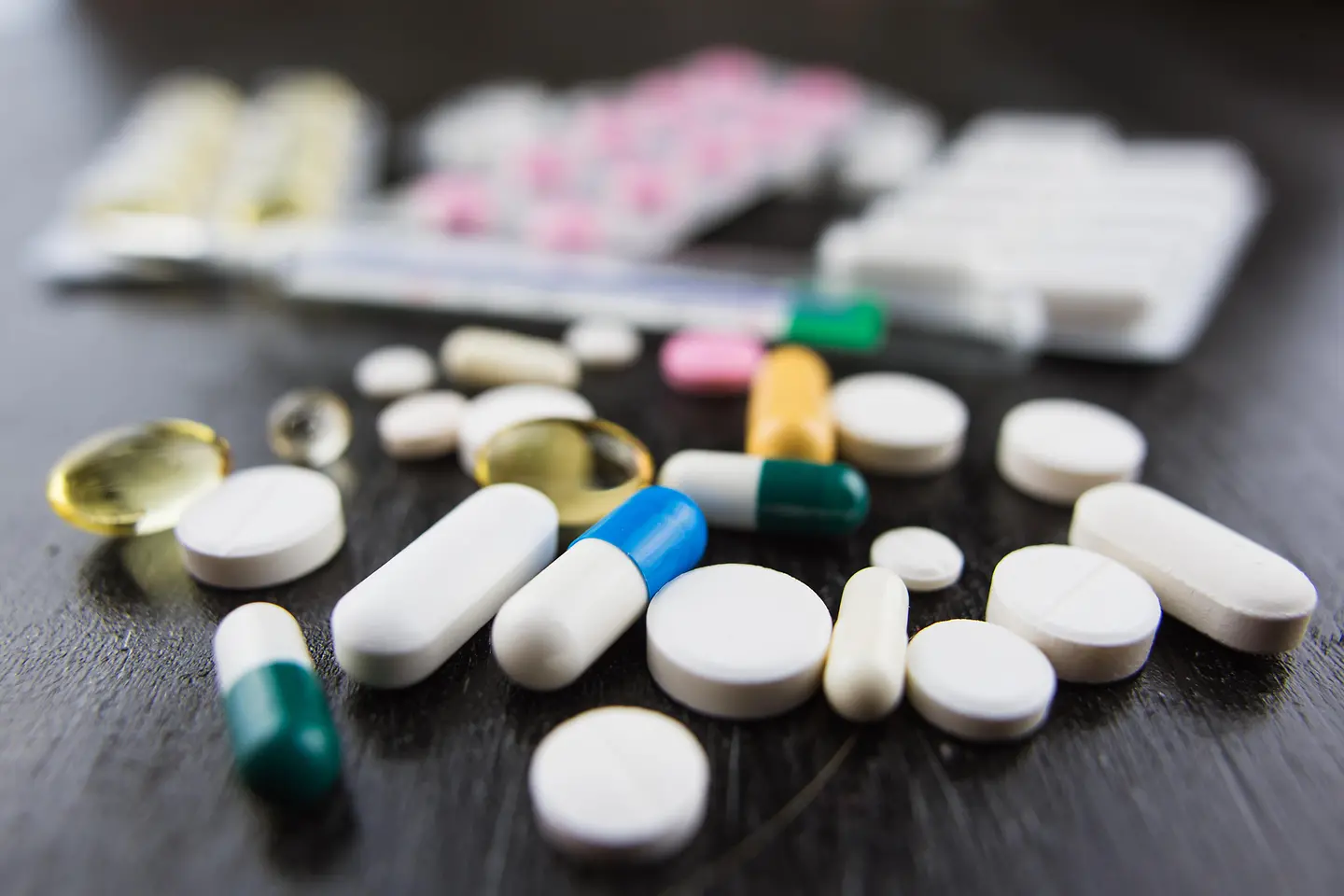 Das Bild zeigt verschiedene Arzneimittel.