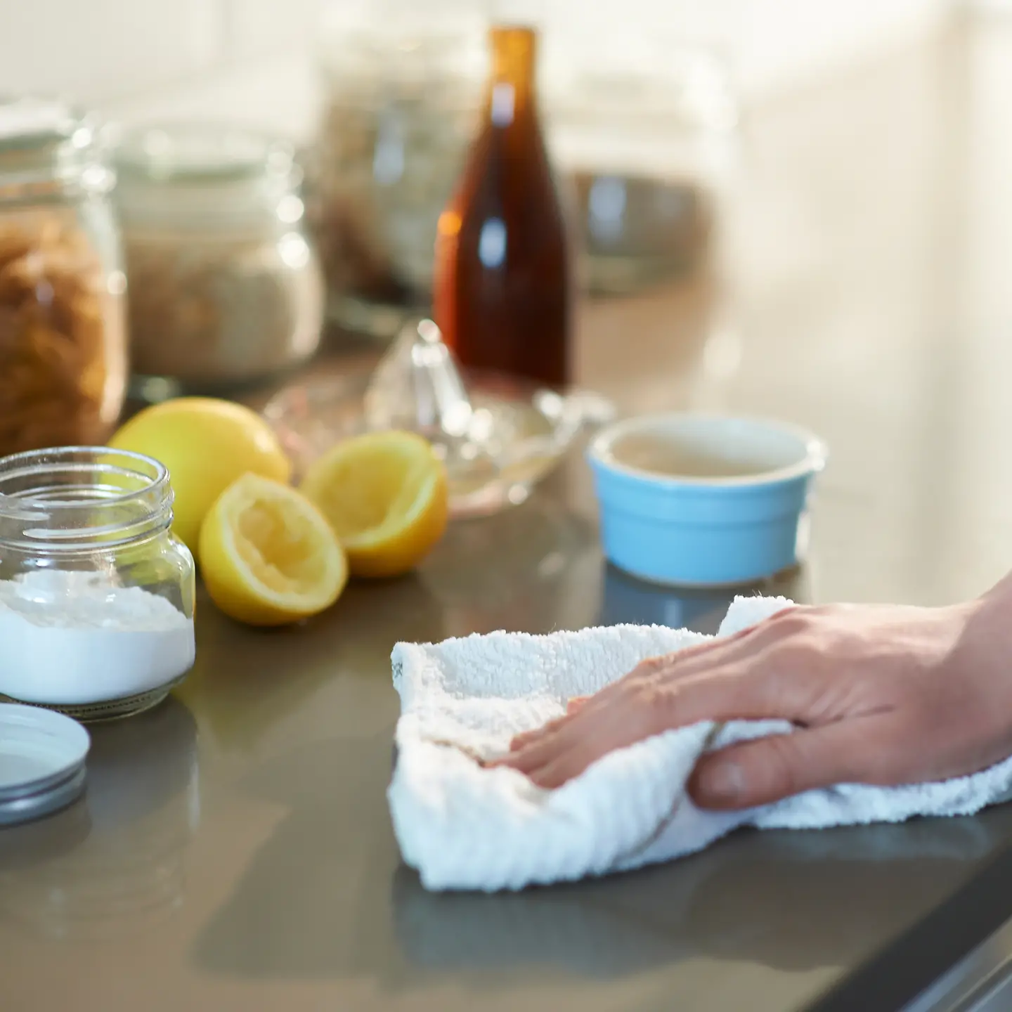 Eine Küche wird mit natürlichen Reinigungsmitteln geputzt