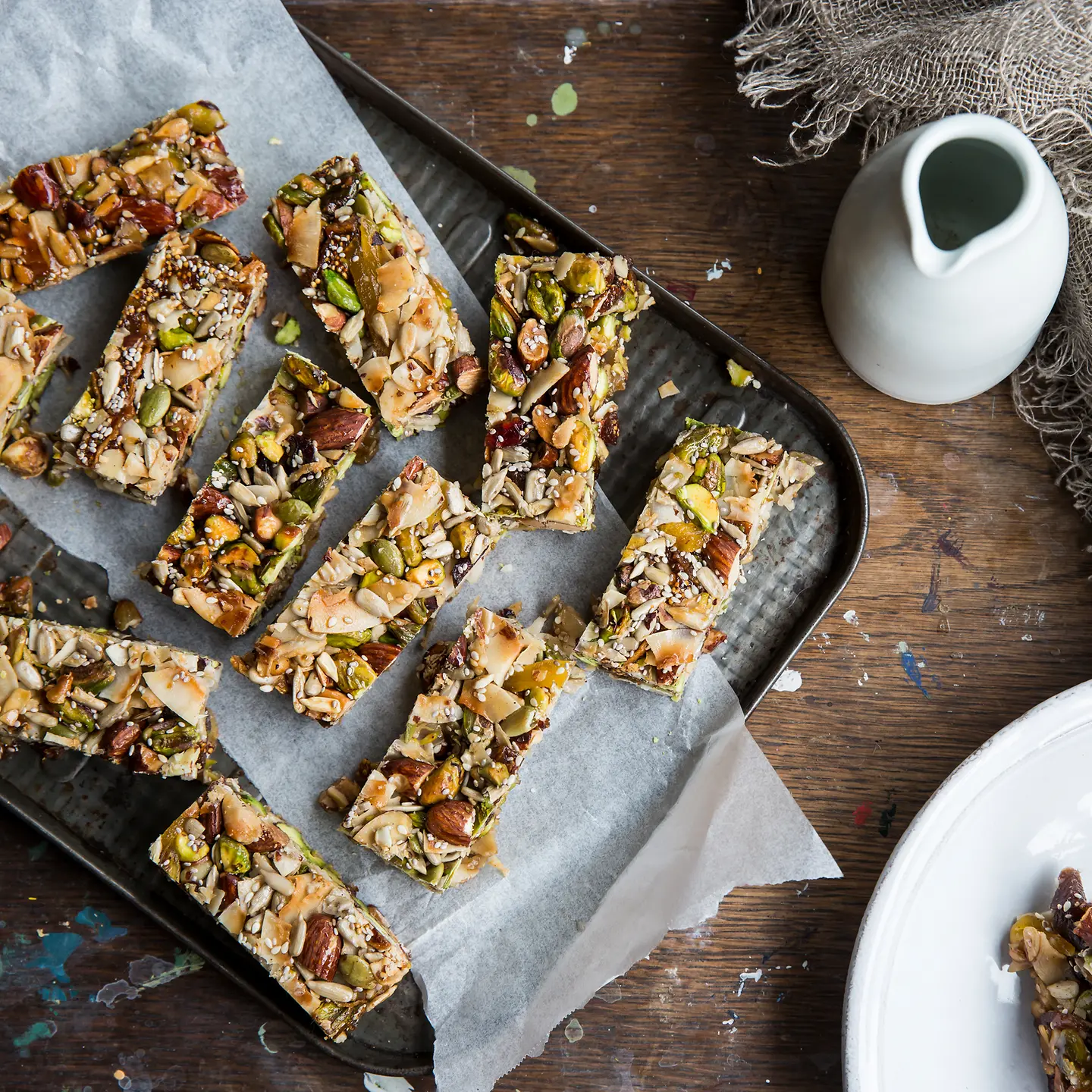 Ein Blech mit geschnittenem Gebäck mit Nüssen und Kernen