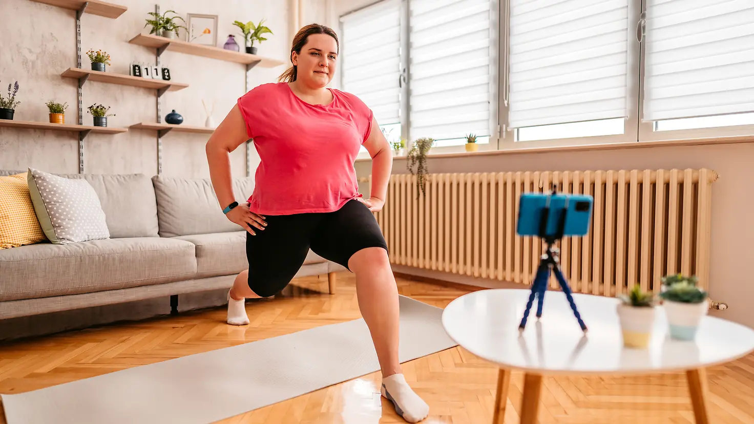 Eine junge Frau probiert mit Sport abzunehmen.