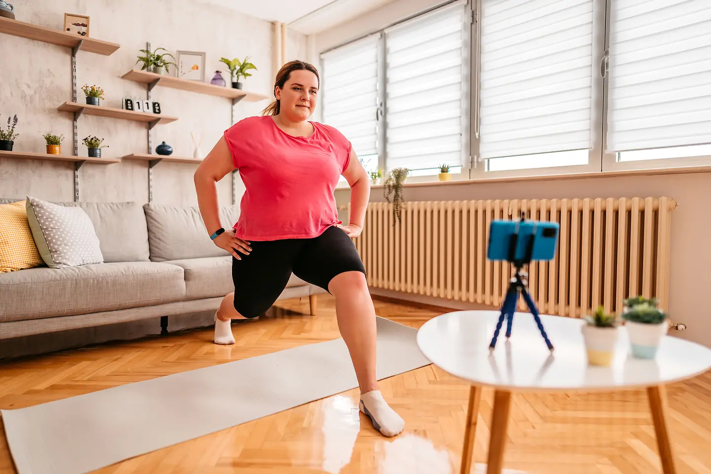 Eine junge Frau probiert mit Sport abzunehmen.