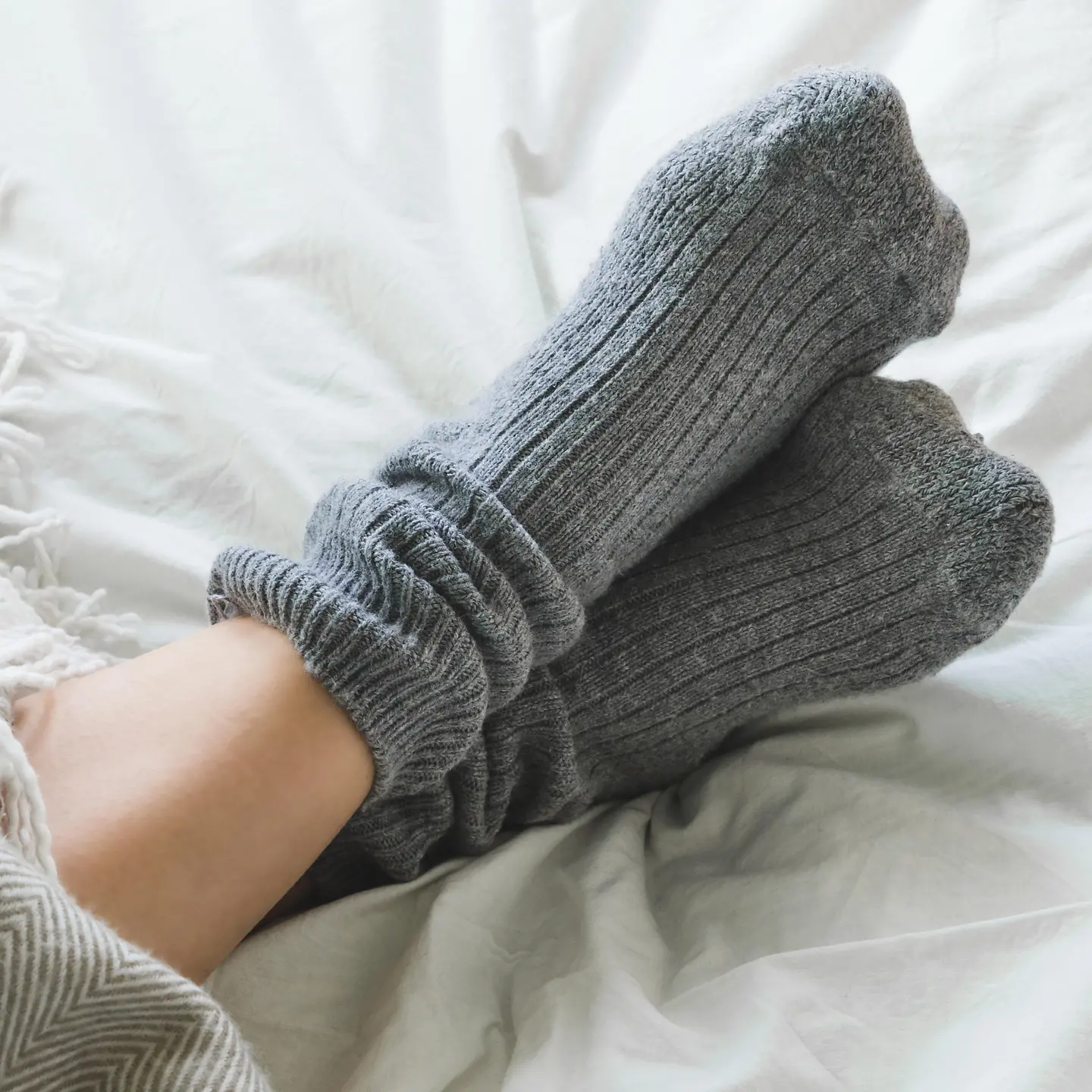 Das Bild zeigt die Füße einer Person, die warme Socken trägt.