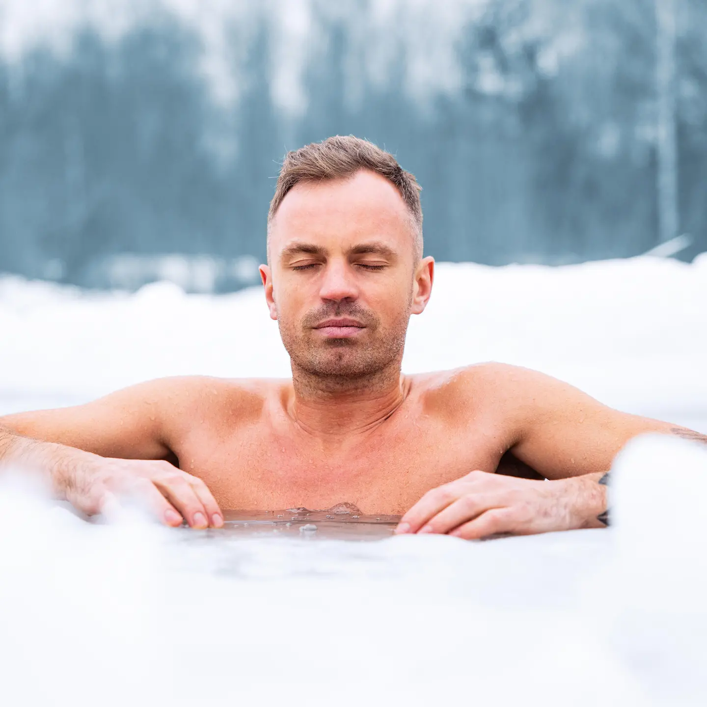 Das Bild zeigt einen Mann beim Eisbaden.