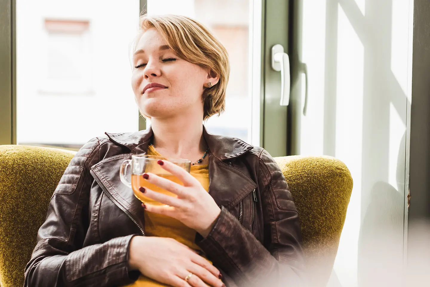 Eine Frau in der 18. Schwangerschaftswoche genießt Tee