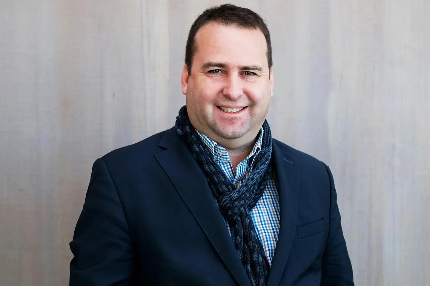 Magnus Jung steht vor einer Wand