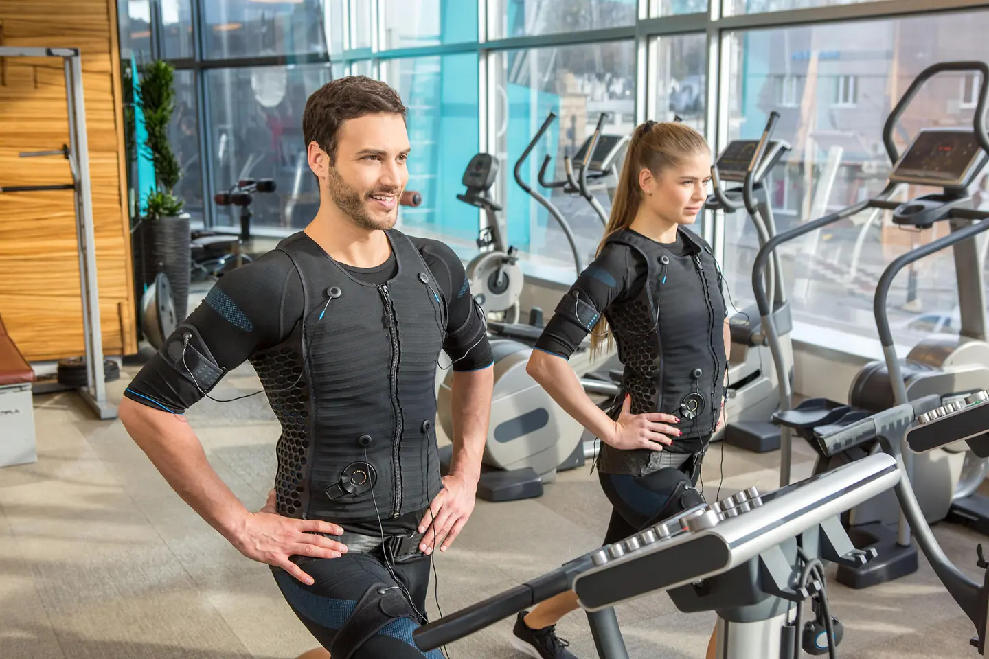 Das Bild zeigt einen Mann und eine Frau beim Elektro-Muskel-Stimulations-Training.
