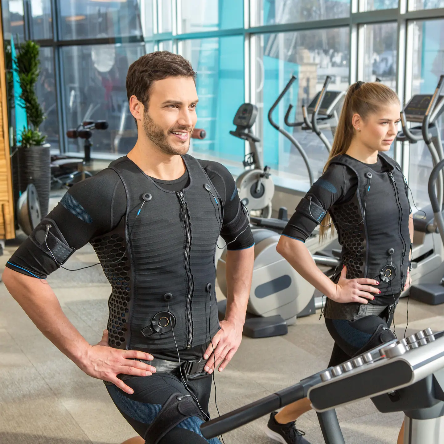 Das Bild zeigt einen Mann und eine Frau beim Elektro-Muskel-Stimulations-Training.