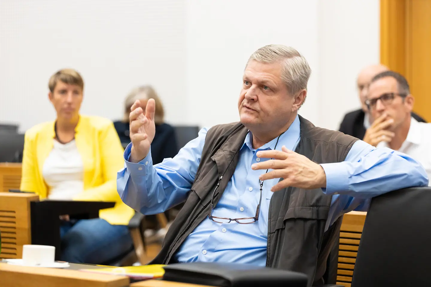 Hermann Scharf sitzt auf einem Stuhl