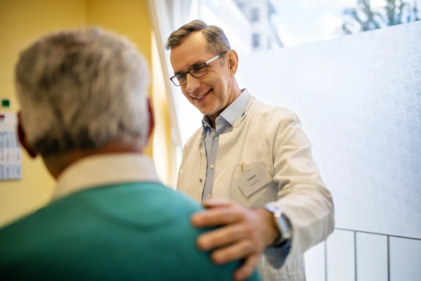 Ein Arzt berät einen älteren Patienten zu Prostatakrebs