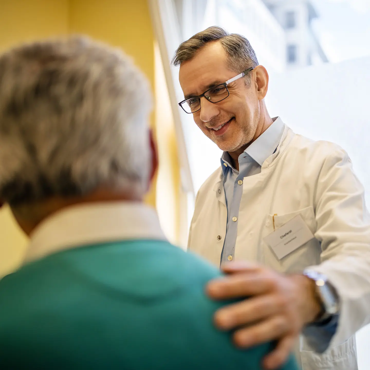 Ein Arzt berät einen älteren Patienten zu Prostatakrebs